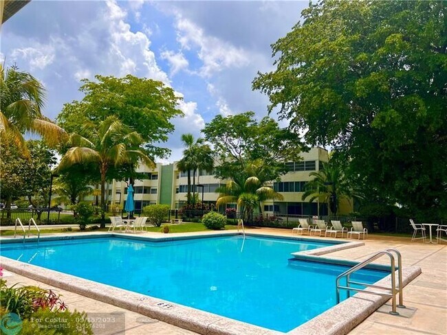 Building Photo - 5155 E Sabal Palm Blvd