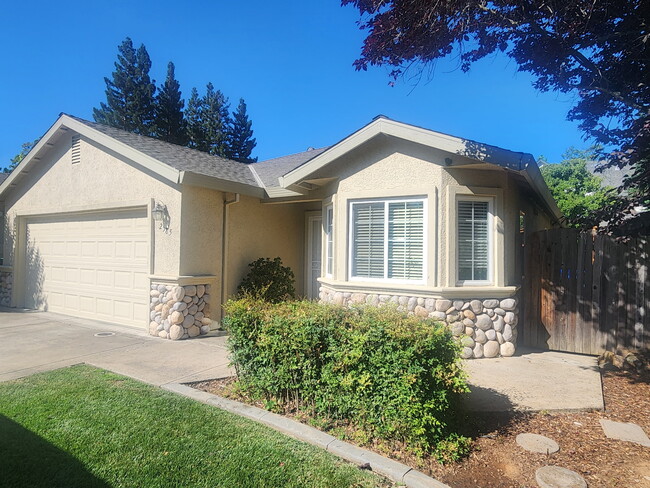 Building Photo - 2585 Greenwood Ln