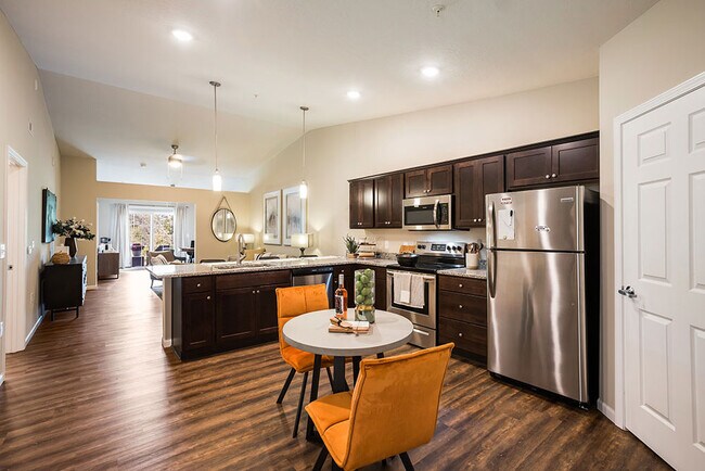 Cocinas espaciosas con barra de desayuno y espacio para una mesa. - Redwood Miami Township SR 131