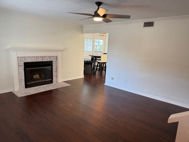 Sala de estar que da a la cocina - 3601 W Santiago St