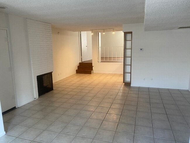 Building Photo - 1120 N Flores St