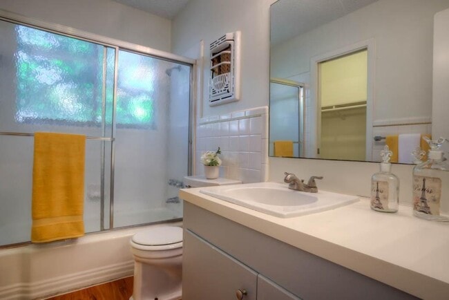 Building Photo - 302 E 34th St