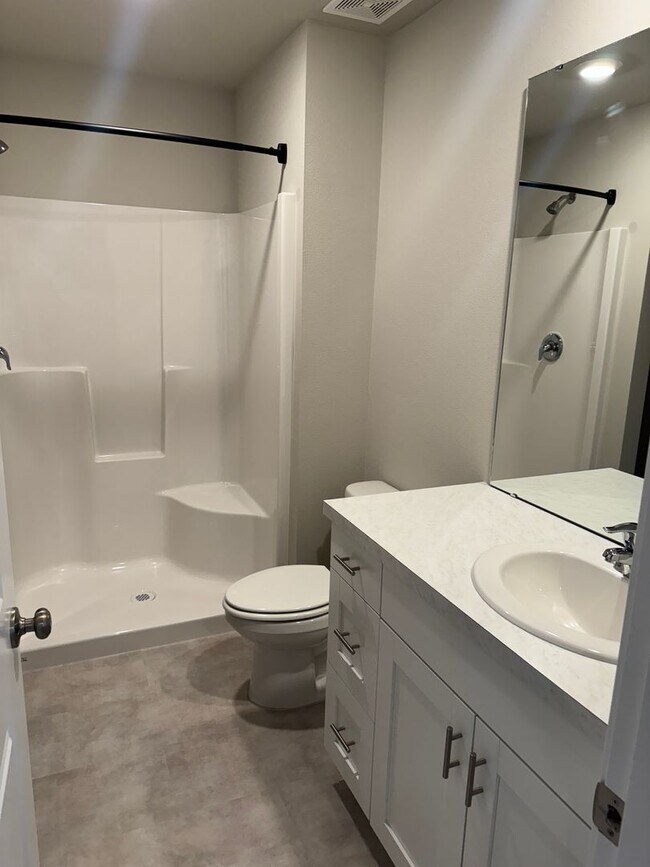 Building Photo - 4 Bed 2.5 Bath Home with Community Amenities