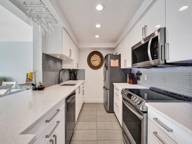 Foto del edificio - 1101 River Reach Dr