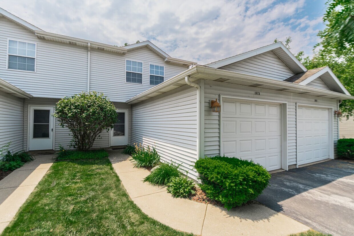 Foto principal - 3 bedroom / 2.5 bathroom Townhome for Rent...
