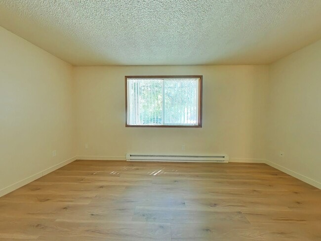 Building Photo - 2 Bedroom Apartment ~ Close to Campus