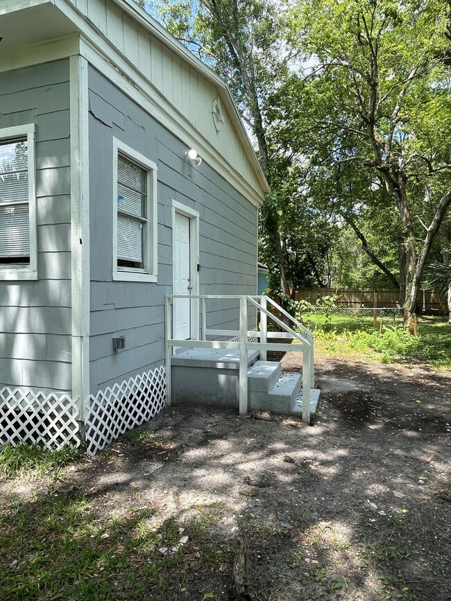 Building Photo - Fabulous 4 Bedroom 2 Bath!