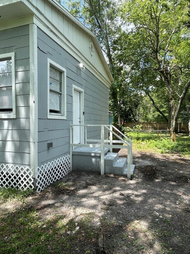 Foto del edificio - **Move in Ready 4/2 Single Family home