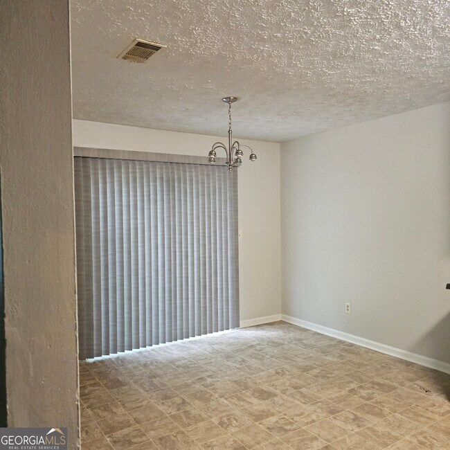 Foto del edificio - 5906 Summerglen Ln