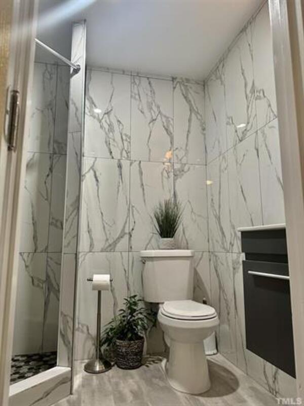 Building Photo - 2331 Charlotte St