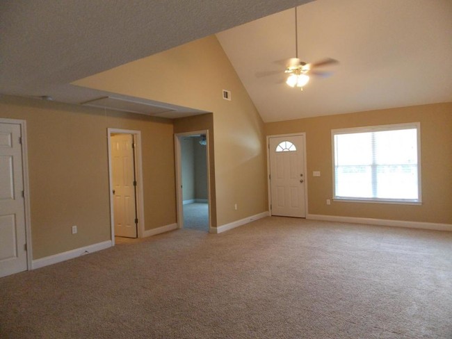 Building Photo - 128 Lakeview Commons Dr