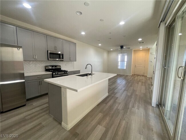 Foto del edificio - 492 Pear Lake St