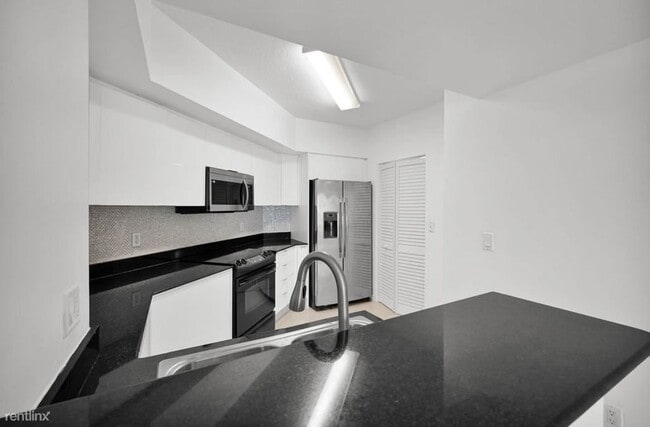 Foto del edificio - 2 br, 3.5 bath Condo - 16699 Collins Ave A...