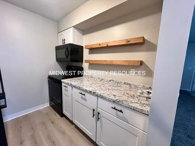 Building Photo - Stunning 1 Bedroom Apartment w/ Covered Pa...