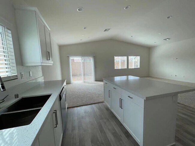 Building Photo - 15615 Kings Peak Dr