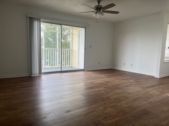 Foto del edificio - Remodeled 3 Bedroom Condo In a Prime Location!!!  ~ Annual Rental ~