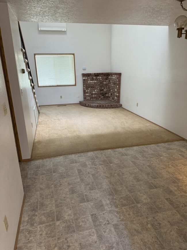 Building Photo - 1232 SW Maple Tree Ct