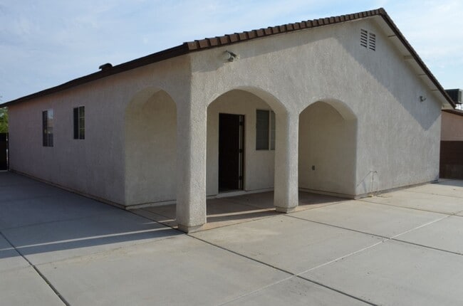 Foto del edificio - San Luis 3 Bedroom 2 Bath Home with 2-Car ...