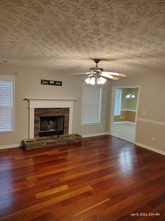 Sala de estar con chimenea - 1359 River Club Dr NE