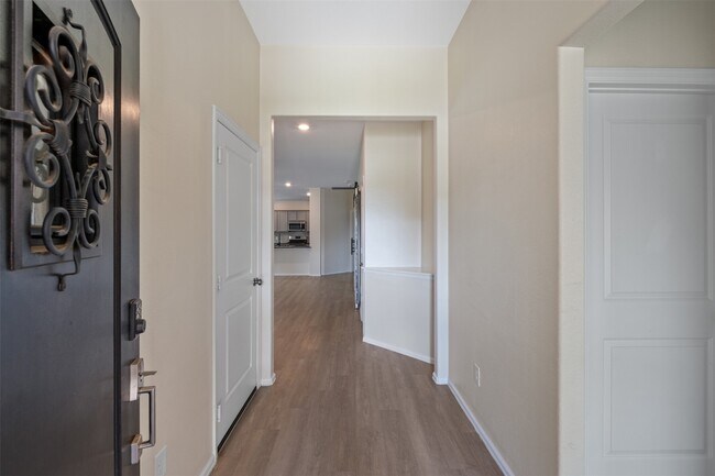 Foto del edificio - 323 Jewett Meadow Dr