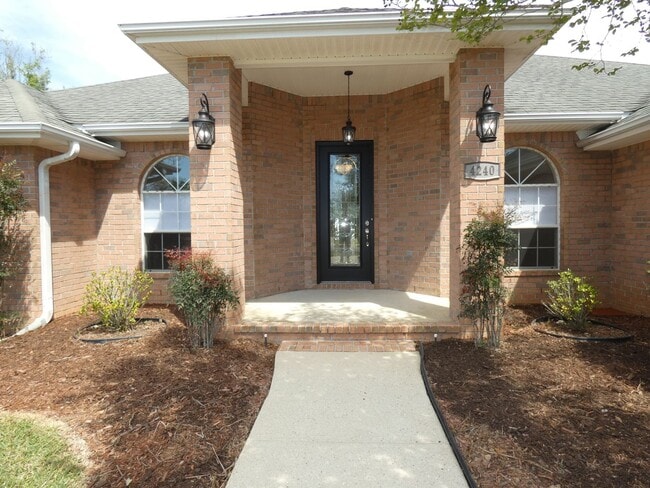 Foto del edificio - Spacious 4-Bedroom Home with 3-Car Garage