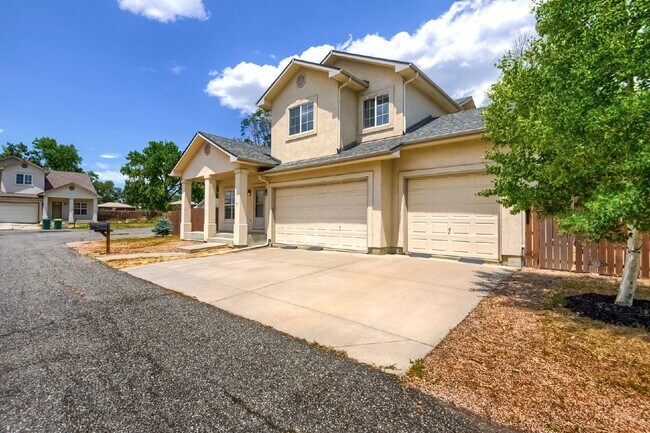 Foto del edificio - 4-Bed Arvada Home w/ Bedroom & Full Bathro...