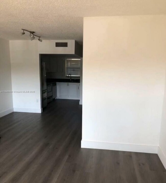 Building Photo - 9373 Fontainebleau Blvd