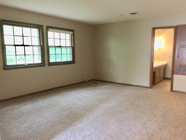 Building Photo - Large brick home, 3 fireplaces, Raytown sc...