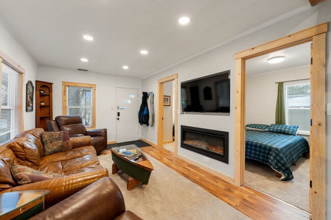 Building Photo - 306 Waverly St