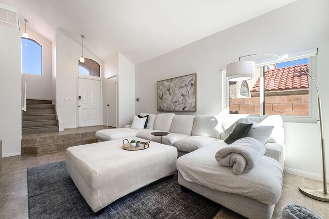 Foto del edificio - FULLY FURNISHED POOL HOME with Spacious Living!