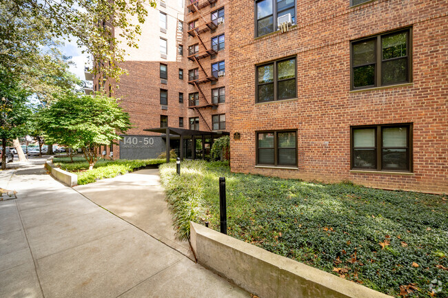 Foto del edificio - 140-50 Burden Cres
