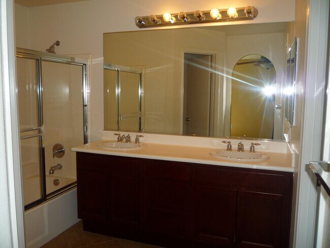 Building Photo - Treviana Townhome