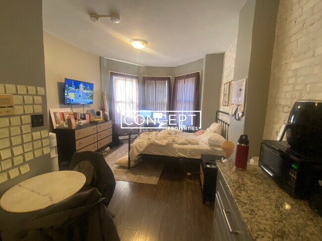 Building Photo - 40 Anderson St