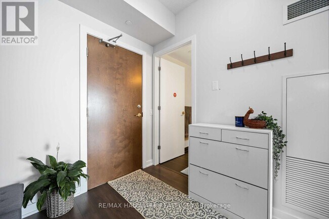 Photo du bâtiment - 2200-2200 Lake Shore Blvd W