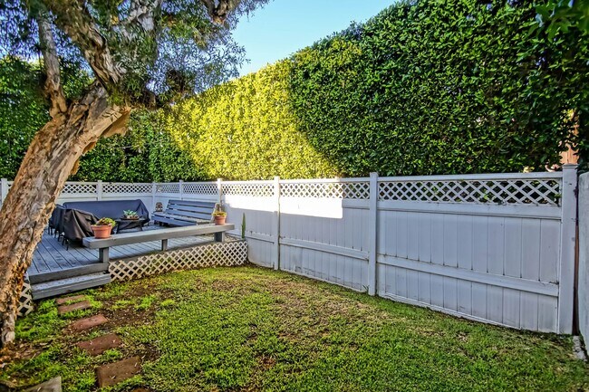 Foto del edificio - CHARMING & SPACIOUS, 5BR3.5BA HOME W/ PRIVATE YARD, BALCONY & SPRAWLING LIVING SPACE NEXT TO SAND...