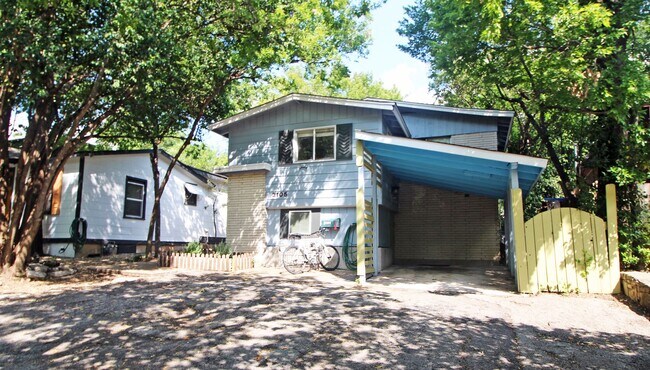 Foto del edificio - 5Bed/2.5bath with two kitchens, fenced yar...