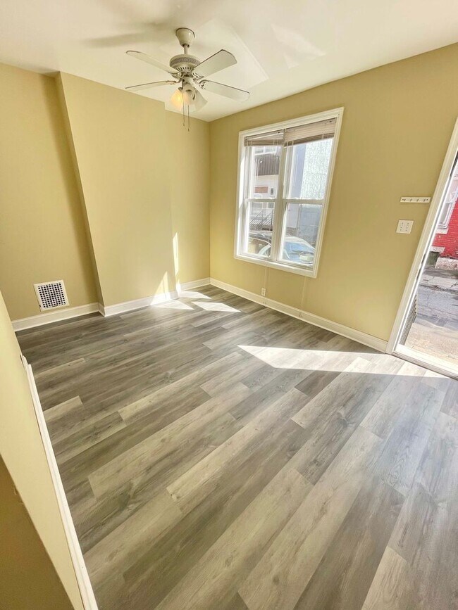 Building Photo - Fantastic 2 Bedroom Available Now