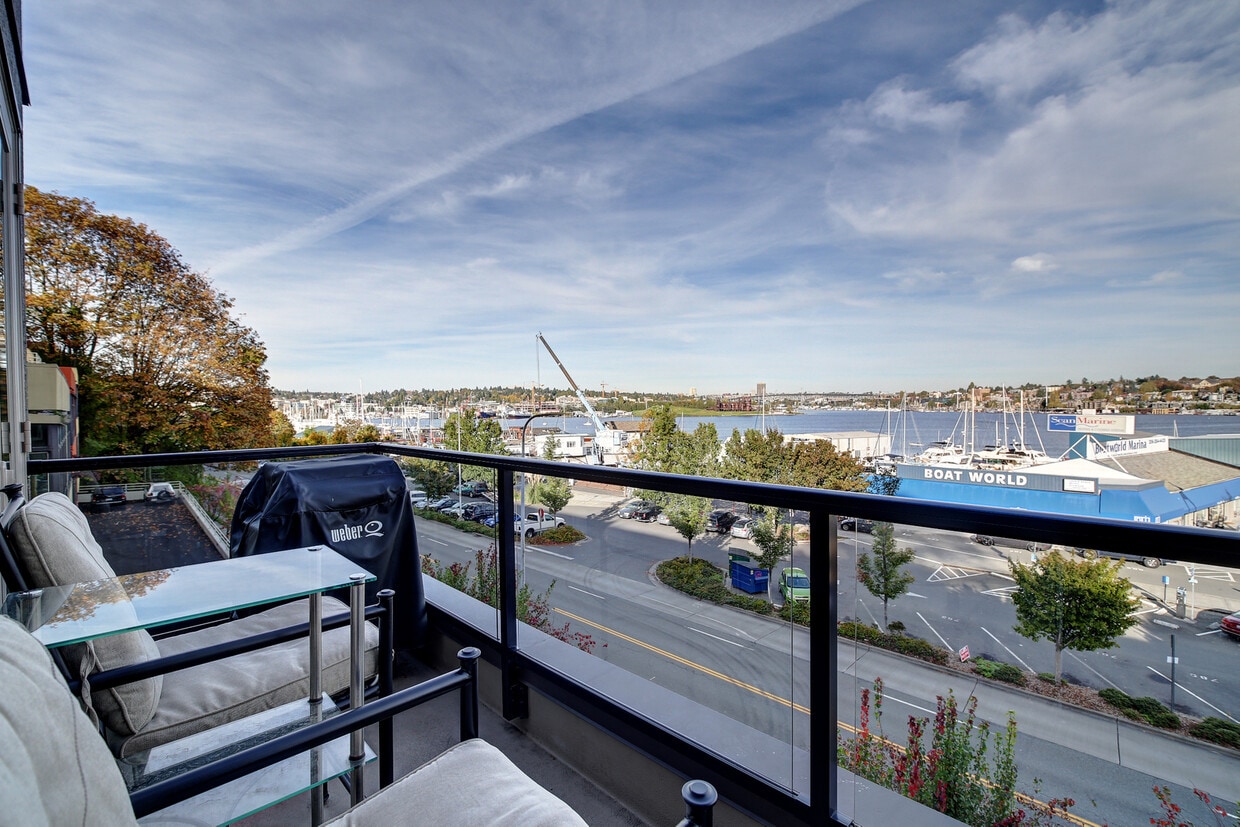 Primary Photo - Great Priced Westlake Condo with Electric ...
