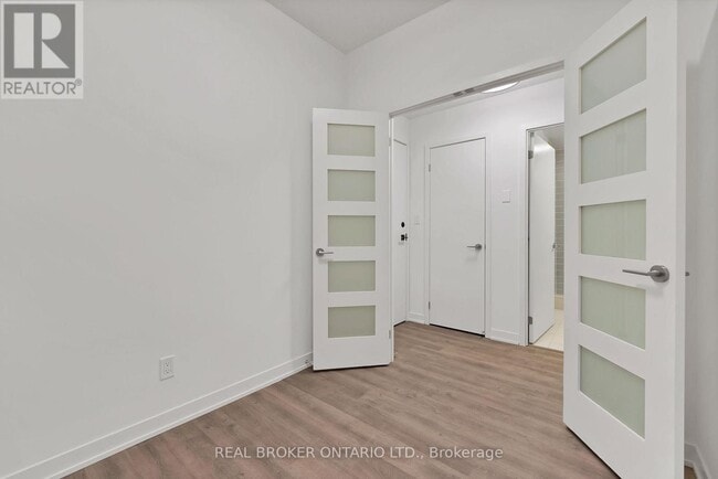 Building Photo - 38 Simcoe Promenade