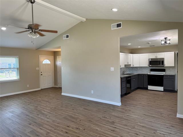 Building Photo - 523 Red Oak Dr