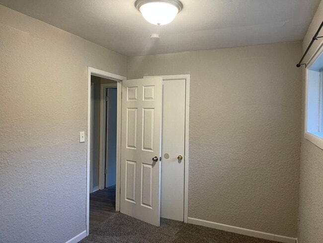 Building Photo - South KC 4Bed/1 Home Available Now!