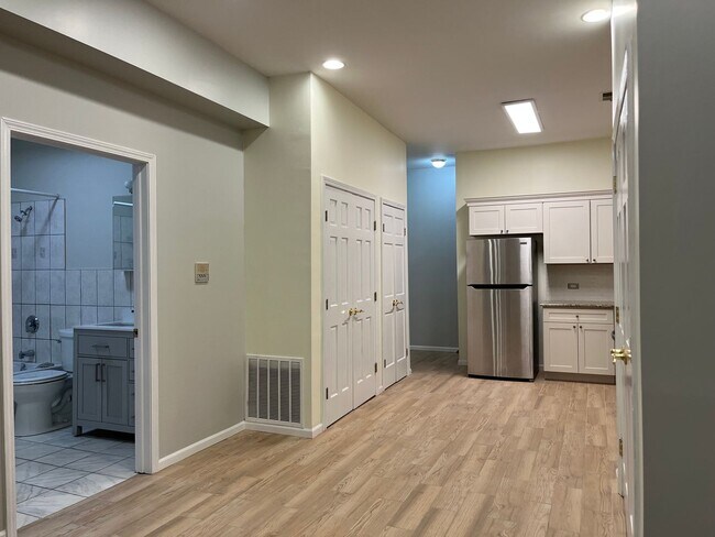 Foto del edificio - Spacious 3 Bed, 2 Bath Condo - 1800 Sq Ft ...