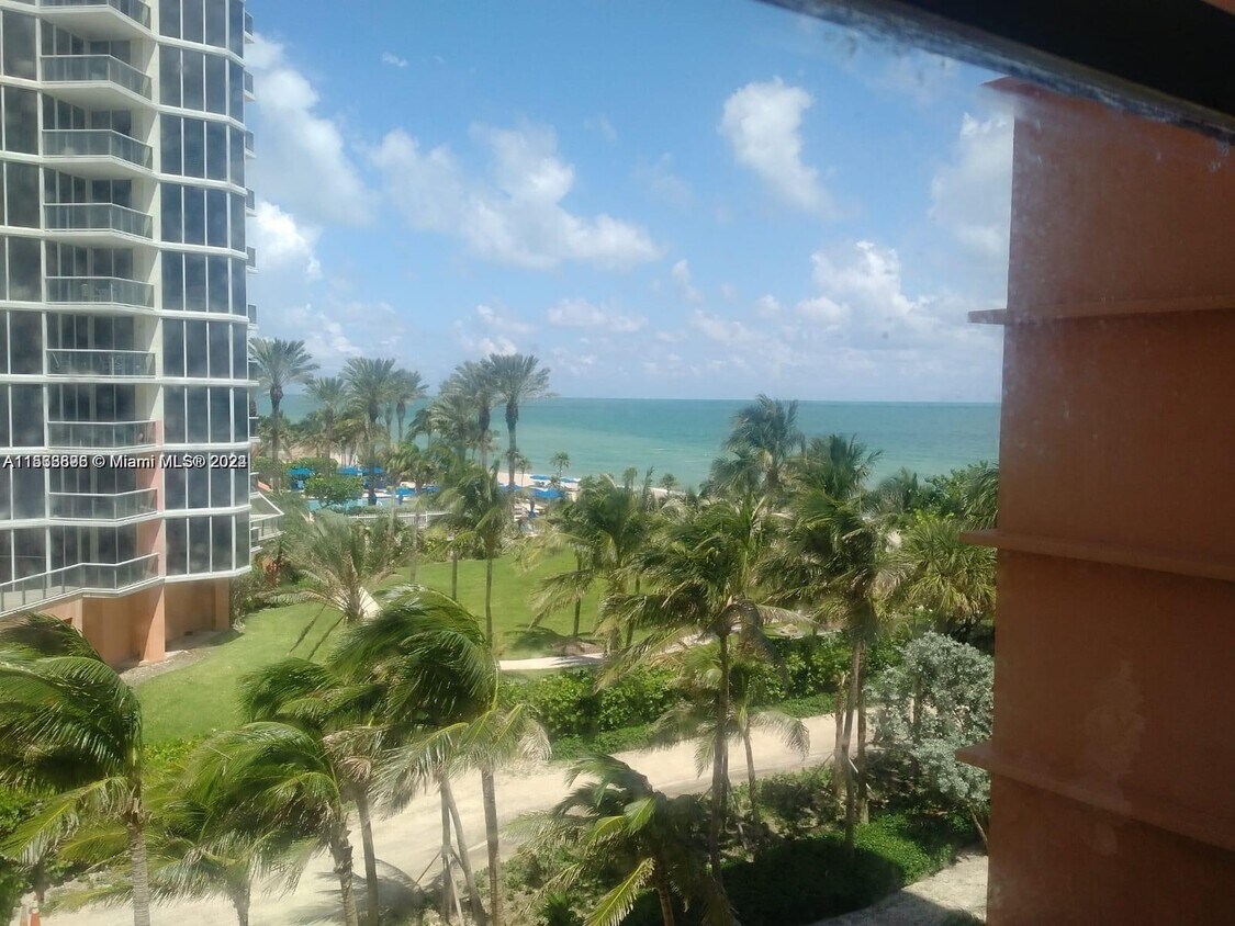 Foto principal - 19201 Collins Ave