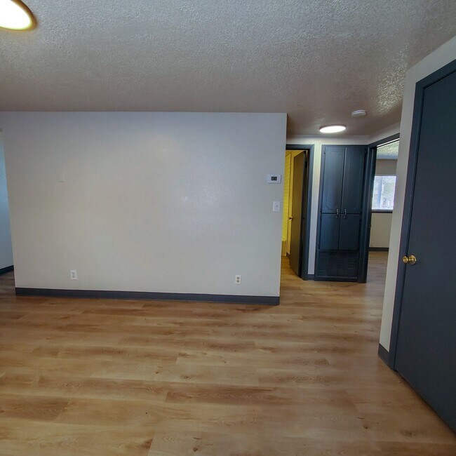 Building Photo - 642 N Beard Ave
