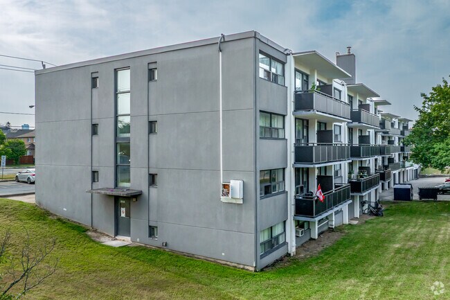 Photo du bâtiment - 4750 Bathurst Street Apartments