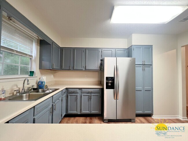 Building Photo - Centrally located and renovated Fort Walto...