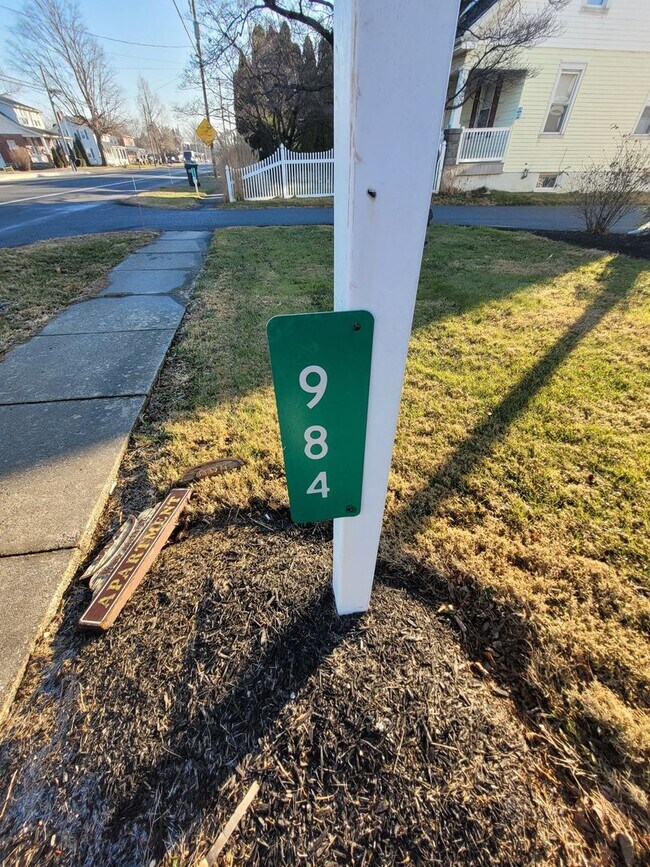 Foto del edificio - 984 W Main St