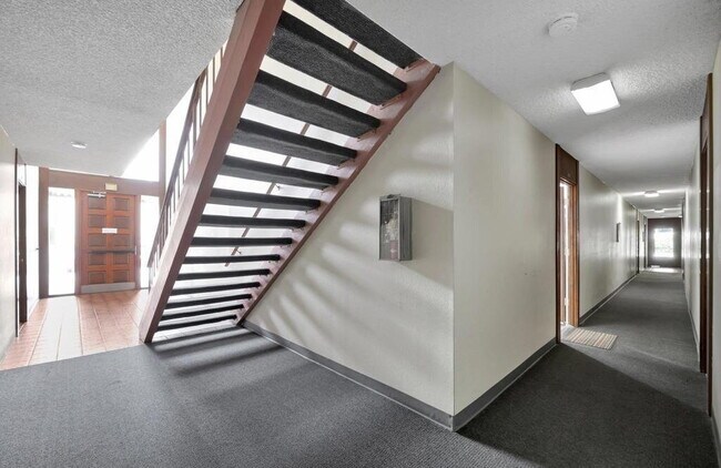 Foto del edificio - 8000 University Ave