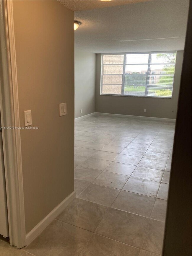 Building Photo - 9441 Live Oak Pl