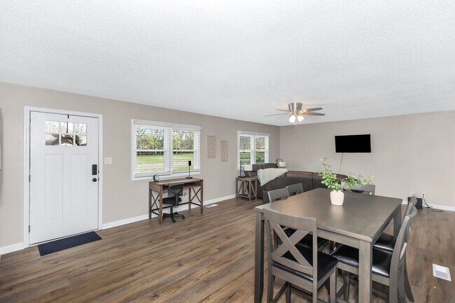 Foto del edificio - 2406 Shady Lane Dr NW